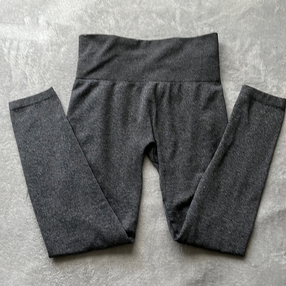 Stretchy gray leggings
